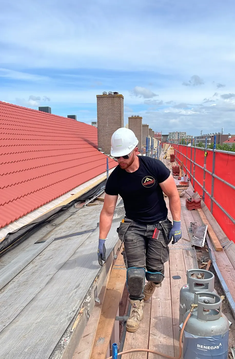 Dakdekker van Dakservice van Belzen aan het werk op een renovatie