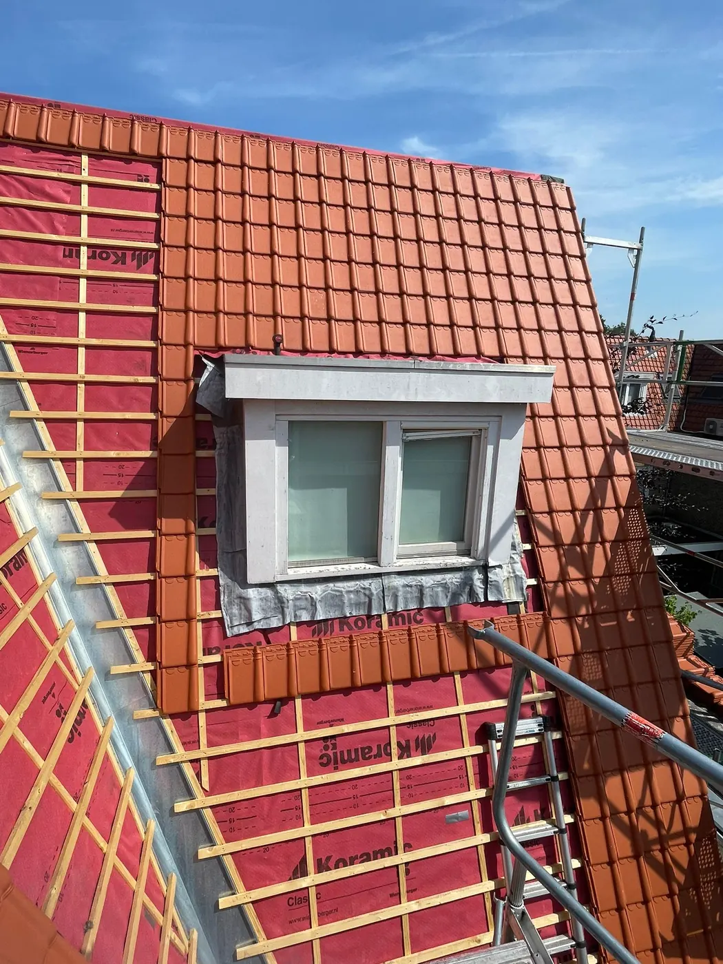 Vernieuwd pannendak met nieuwe dakpannen